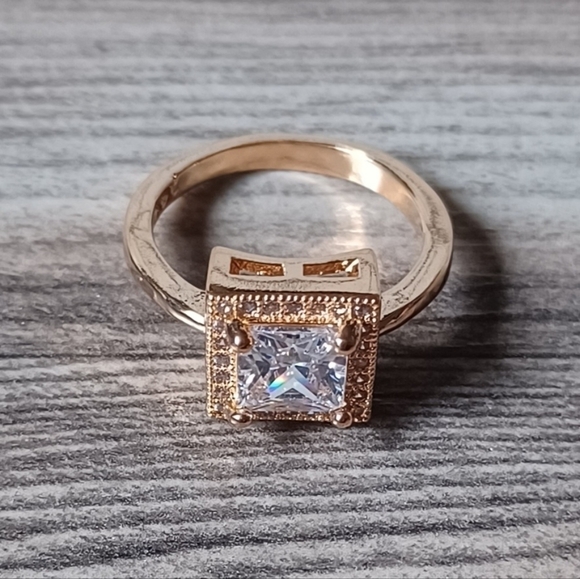 Gold tone square stone ring - Picture 1 of 4